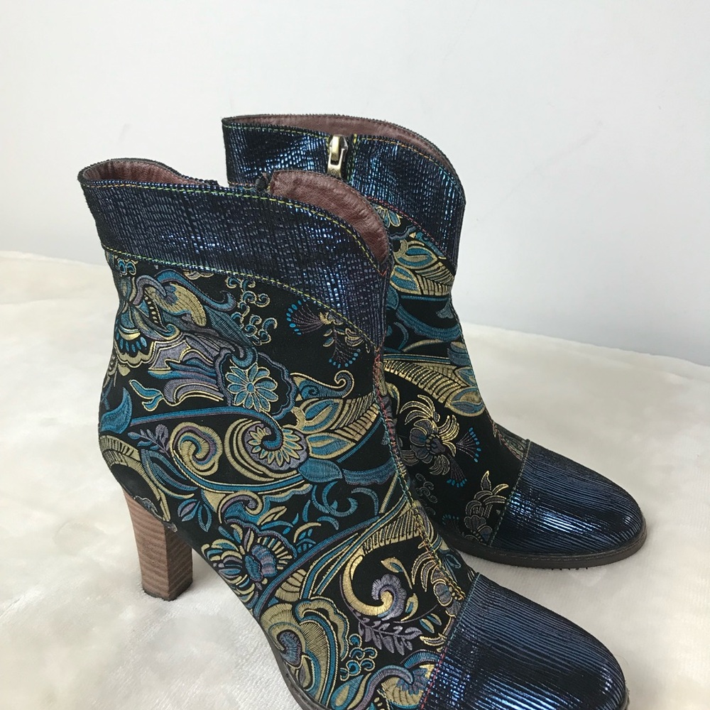 Blue and Gold Heeled Boots with Intricate Pattern - Picture 6 of 15